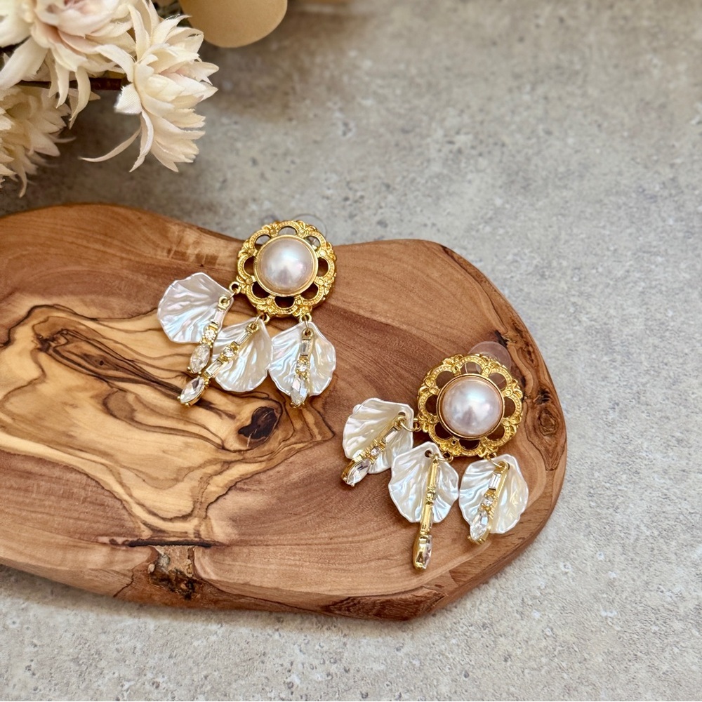 💖4/$30 NEW Elegant Gold and Pearl Drop Earrings - Picture 4 of 5